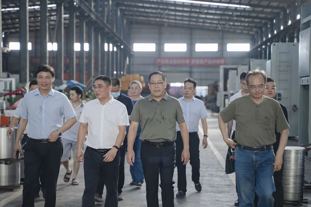 衡東縣縣委副書(shū)記、縣長(zhǎng)對(duì)朝陽(yáng)集團(tuán)自動(dòng)化生產(chǎn)線進(jìn)行視察